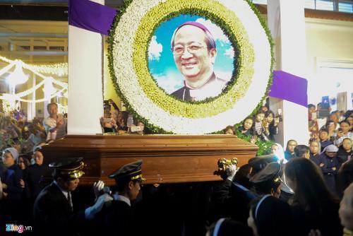 Milhares de fiéis prestam homenagem ao Arcebispo vietnamita falecido em Roma.jpg