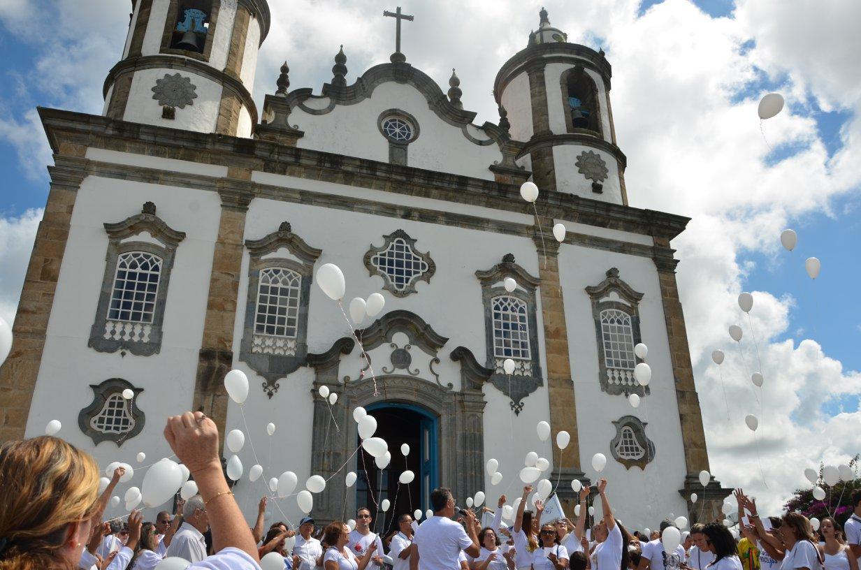 Milhares de pessoas participam da Caminhada da Paz em Barbacena (MG).jpg