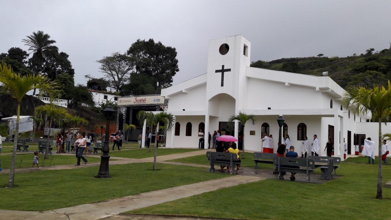 Em Jussaral (PE), arcebispo celebra primeiro ano de capela dedicada a Mãe Aparecida.jpg