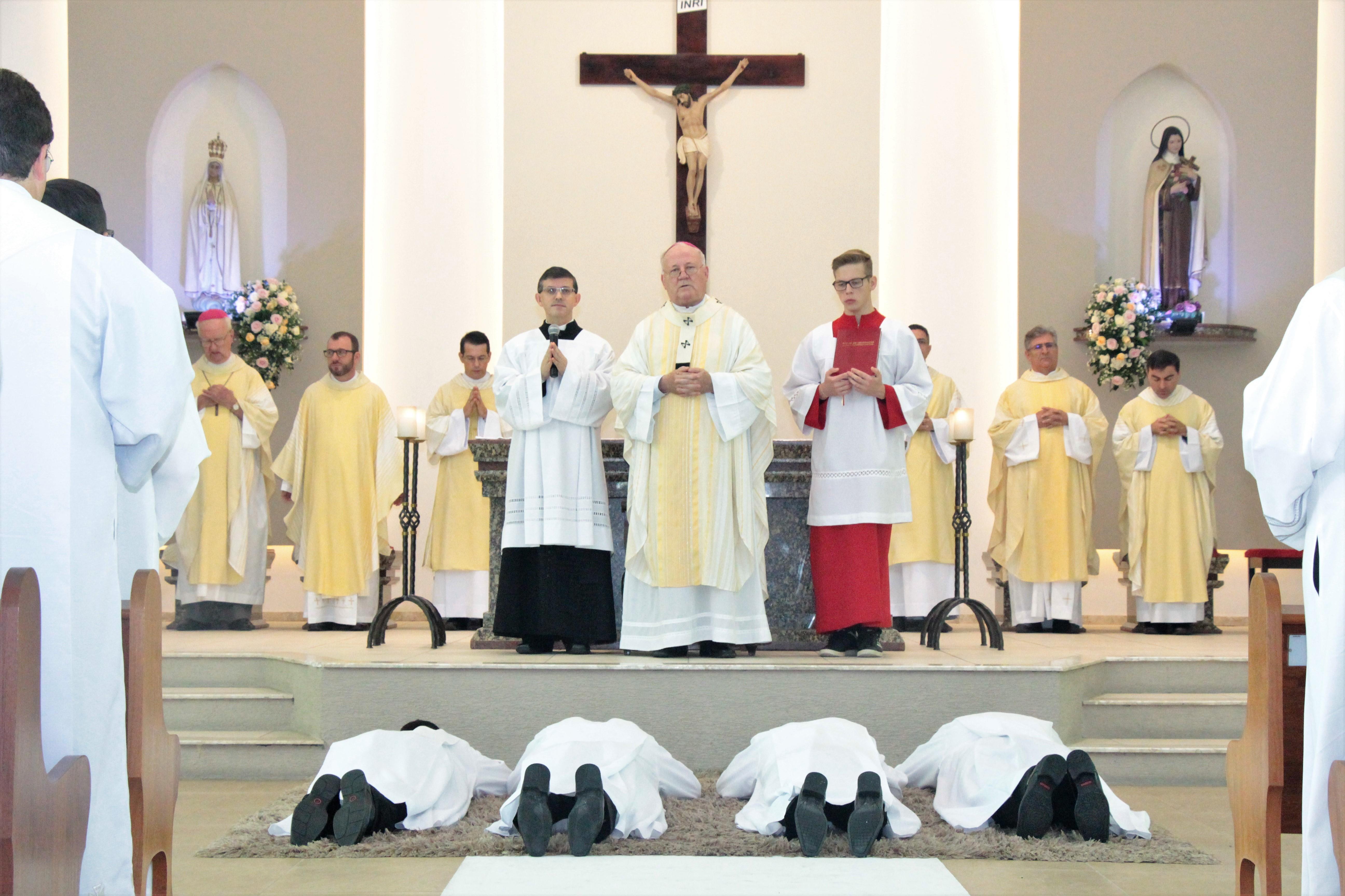 Novos diáconos transitórios são ordenados na Arquidiocese de Florianópolis (2).jpg
