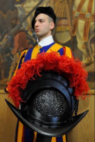 Guarda Suíça apresenta novo capacete que empregará em seu serviço militar no Vaticano.jpg