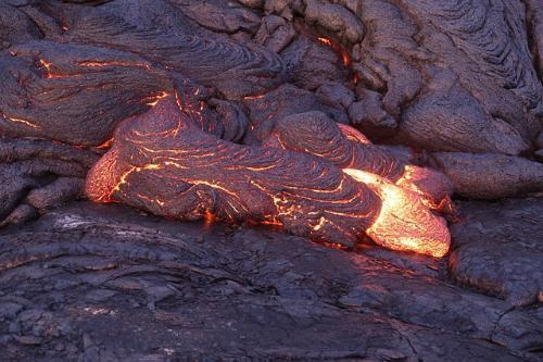 Bispo de Honolulu, Havaí, pede orações pelas vítimas da erupção vulcânica.jpg