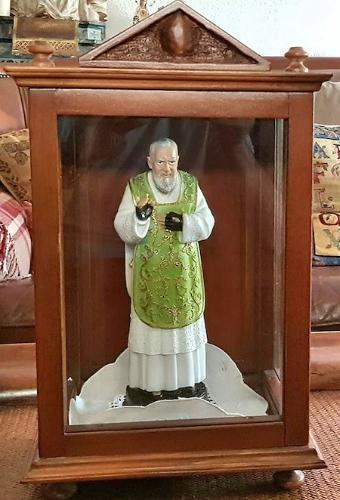 Imagens do Padre Pio peregrinam por casas na Espanha.jpg