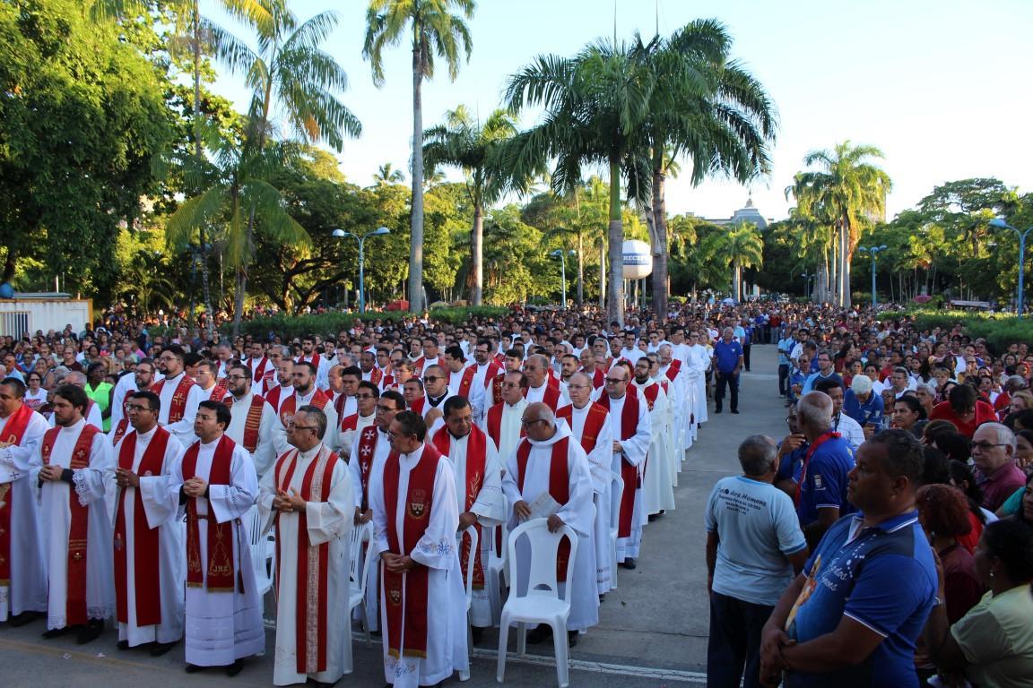 Milhares de fiéis participam da Solenidade de Pentecostes no Recife.jpg