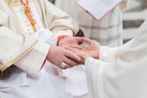 Novos sacerdotes são ordenados na China.jpg
