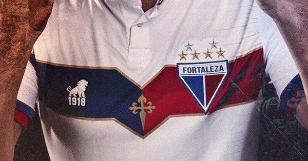 Clube que tem a Cruz de São Tiago em sua camisa recebe honraria na Espanha.jpg